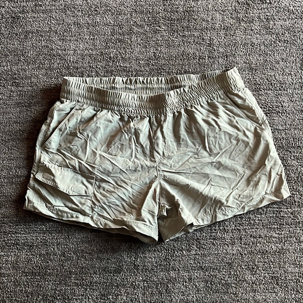 Tan Columbia shorts - Size L